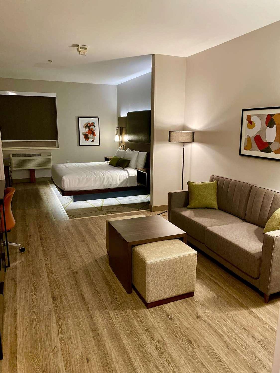 Best Western Plus Riata Brownwood Exterior photo
