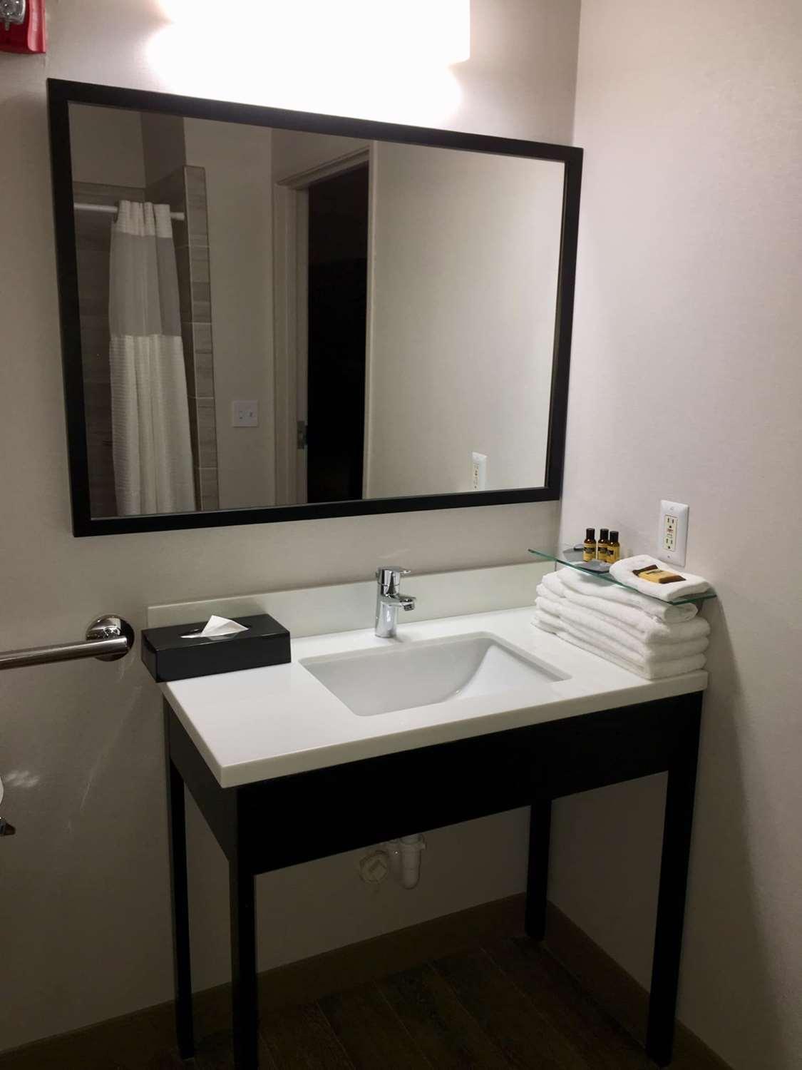 Best Western Plus Riata Brownwood Exterior photo