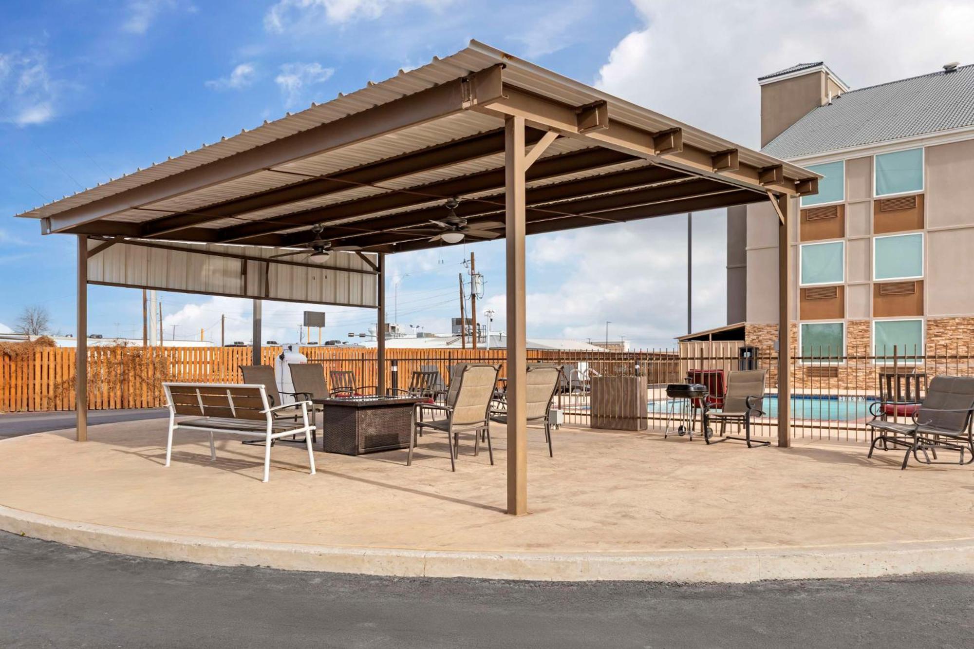 Best Western Plus Riata Brownwood Exterior photo