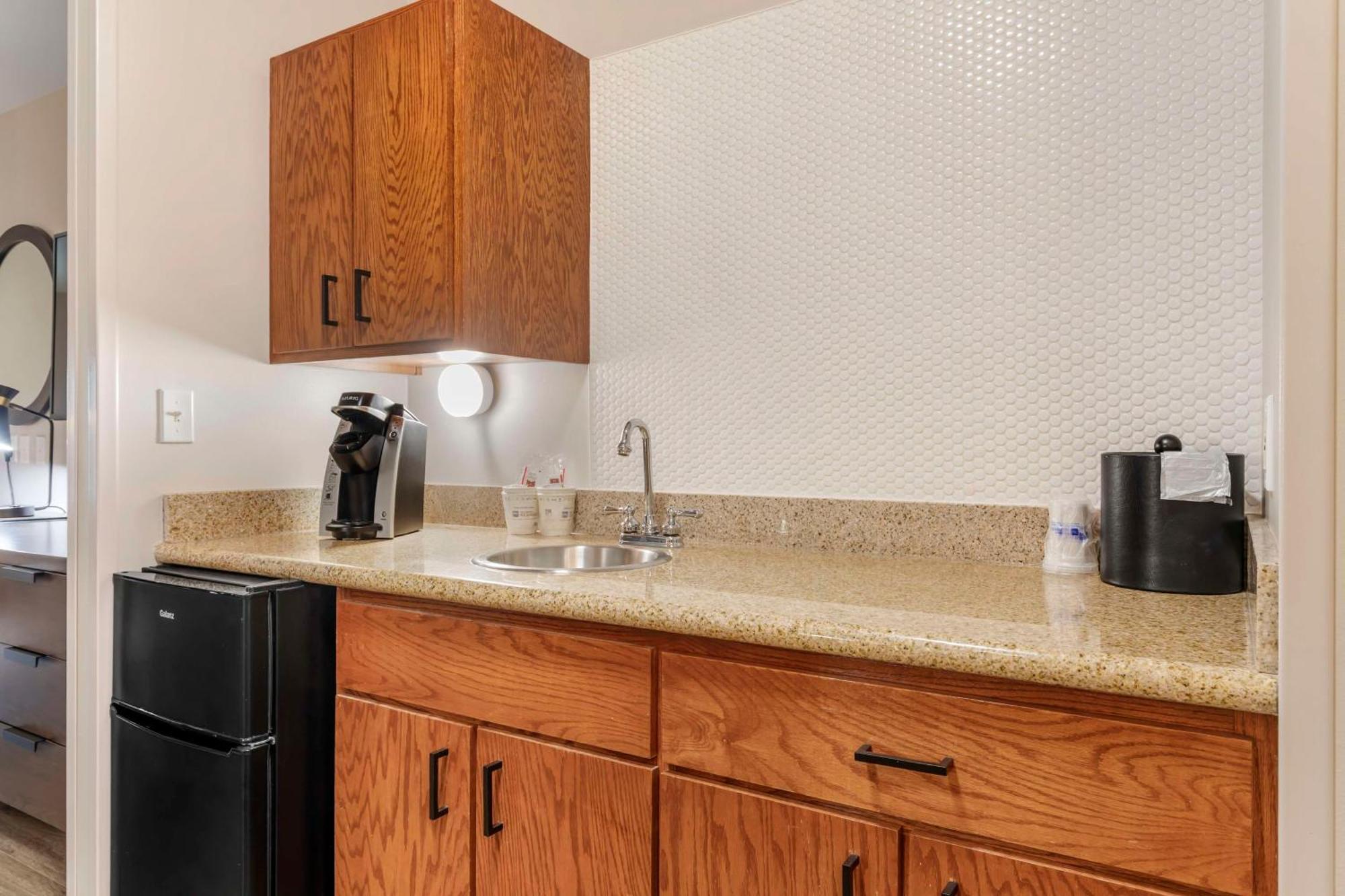 Best Western Plus Riata Brownwood Exterior photo