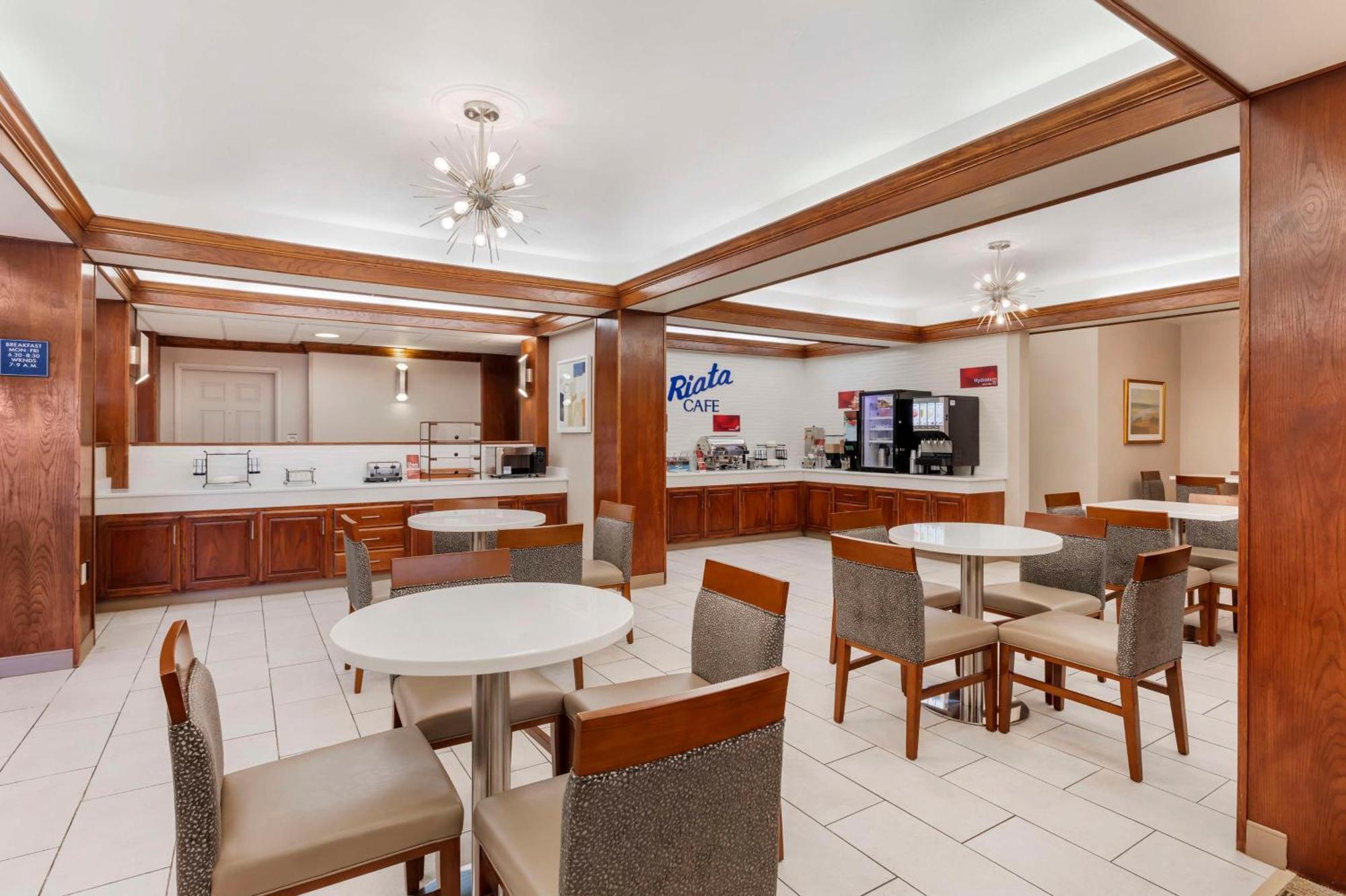 Best Western Plus Riata Brownwood Exterior photo