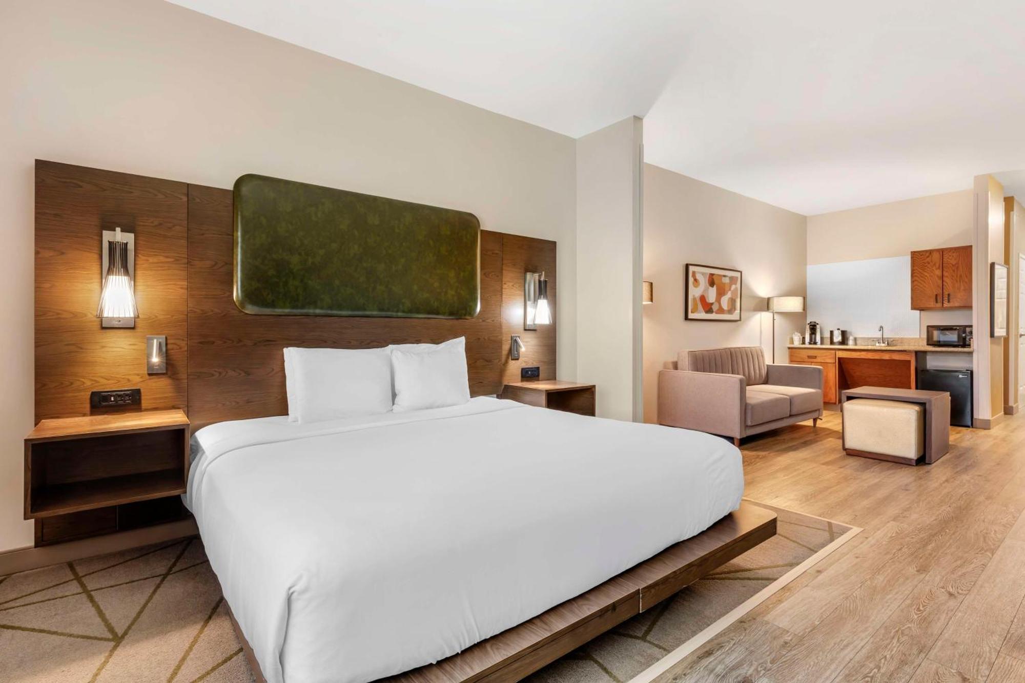 Best Western Plus Riata Brownwood Exterior photo